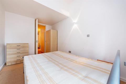 3 bedroom flat to rent, St. John's Way, London