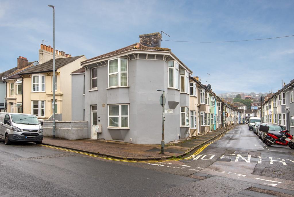 Well-maintained corner semi-detached home on a ...