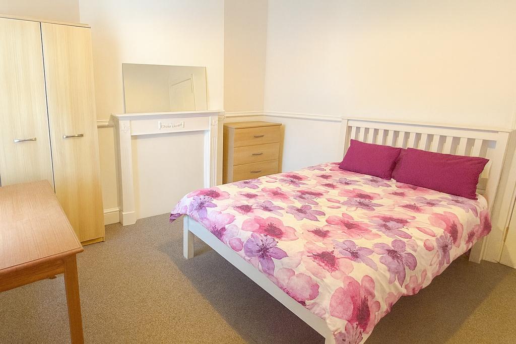 Bright, neatly presented double bedroom with a ...