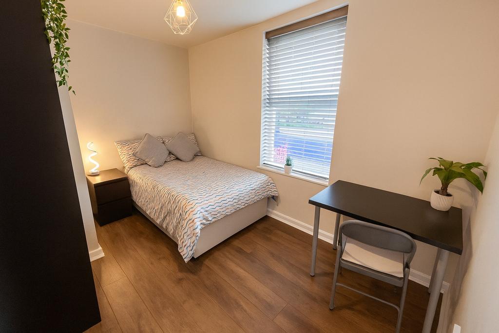 Bright, tidy bedroom with a comfortable double ...