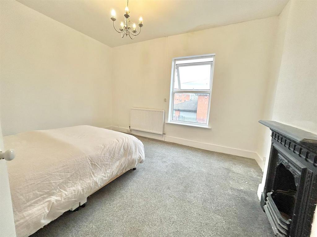 Bed 2.jpg