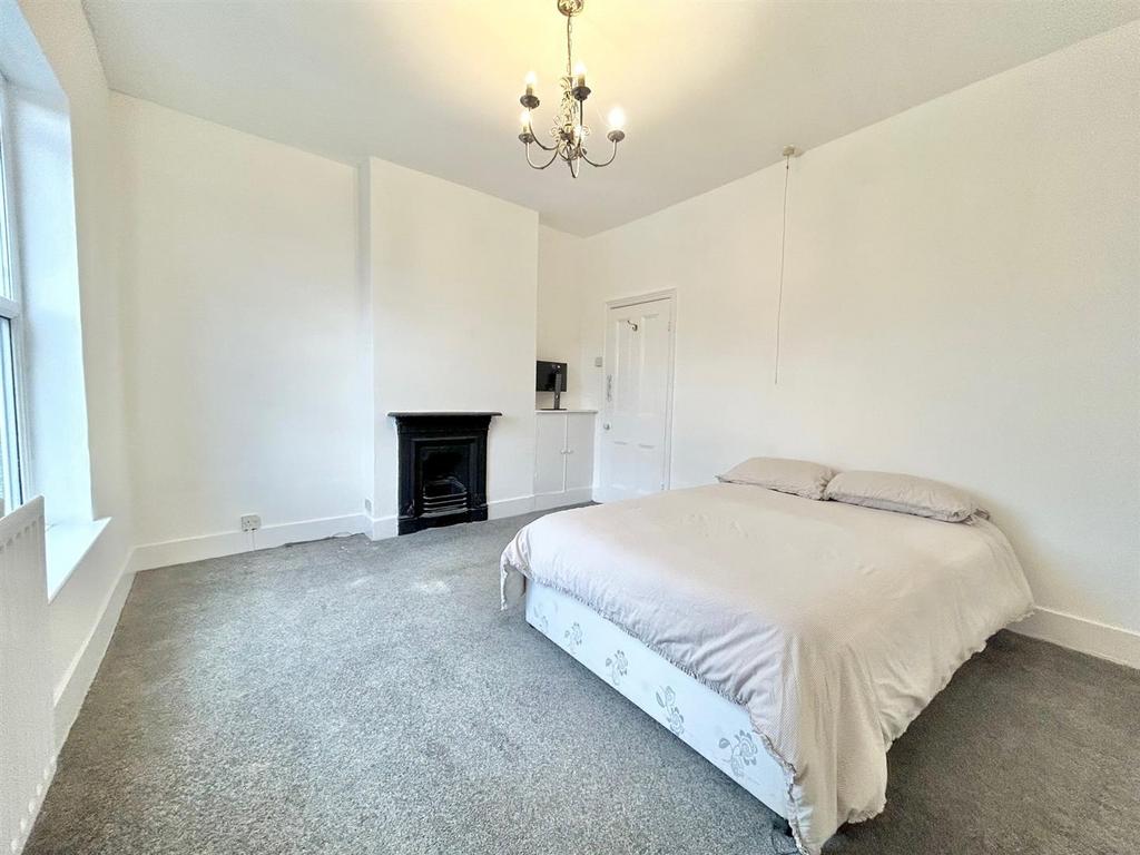 Bed 1.jpg