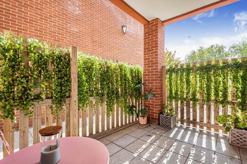 1 bedroom flat to rent, Salisbury Street, London, W3