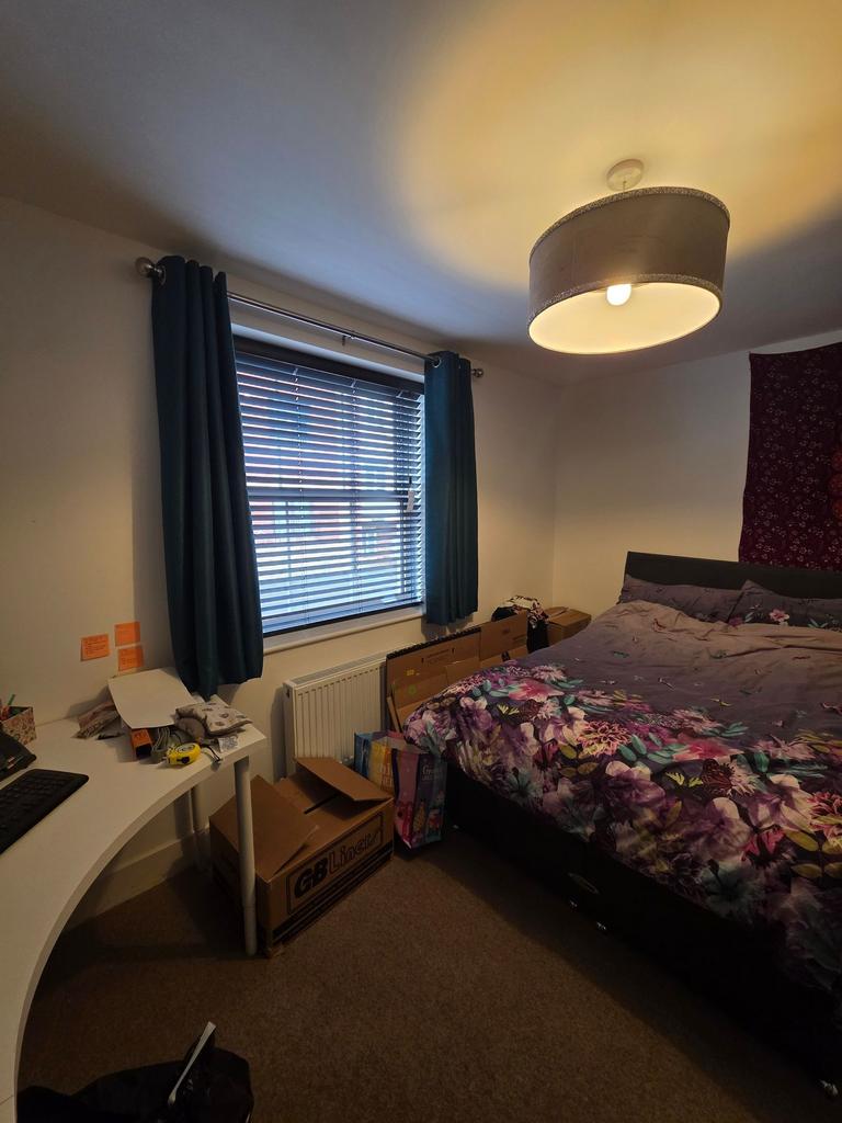 Well-presented double bedroom with a comfortabl...