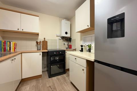 2 bedroom flat to rent, The Greenway, Ickenham, UB10