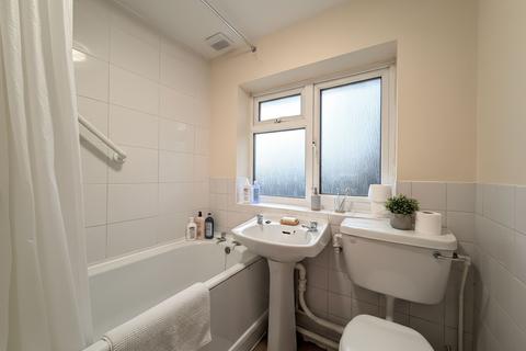 2 bedroom flat to rent, The Greenway, Ickenham, UB10