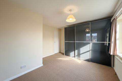 2 bedroom flat to rent, The Greenway, Ickenham, UB10