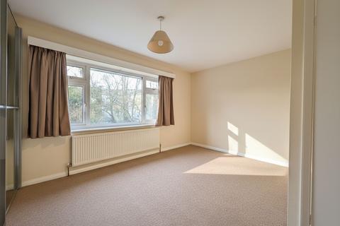2 bedroom flat to rent, The Greenway, Ickenham, UB10