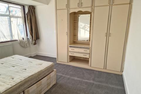 3 bedroom terraced house to rent, Stanley Park Drive, Wembley