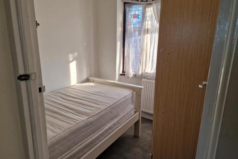 3 bedroom terraced house to rent, Stanley Park Drive, Wembley