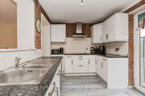 2 bedroom semi-detached house to rent, Hammond Close, Droitwich, WR9