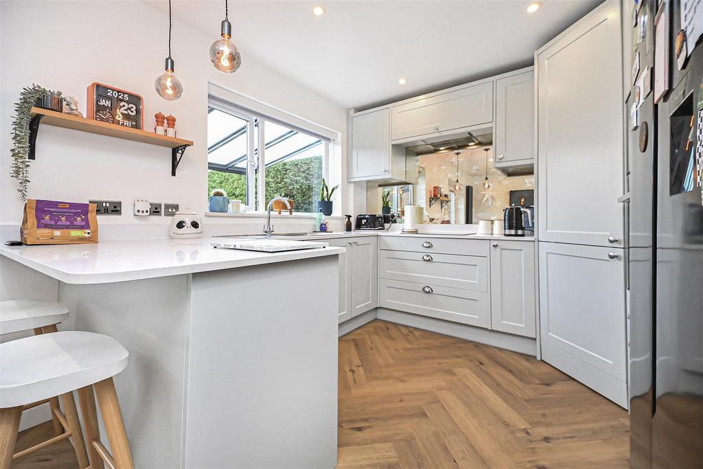 2 Spinerette Close Dining Kitchen (2).jpg
