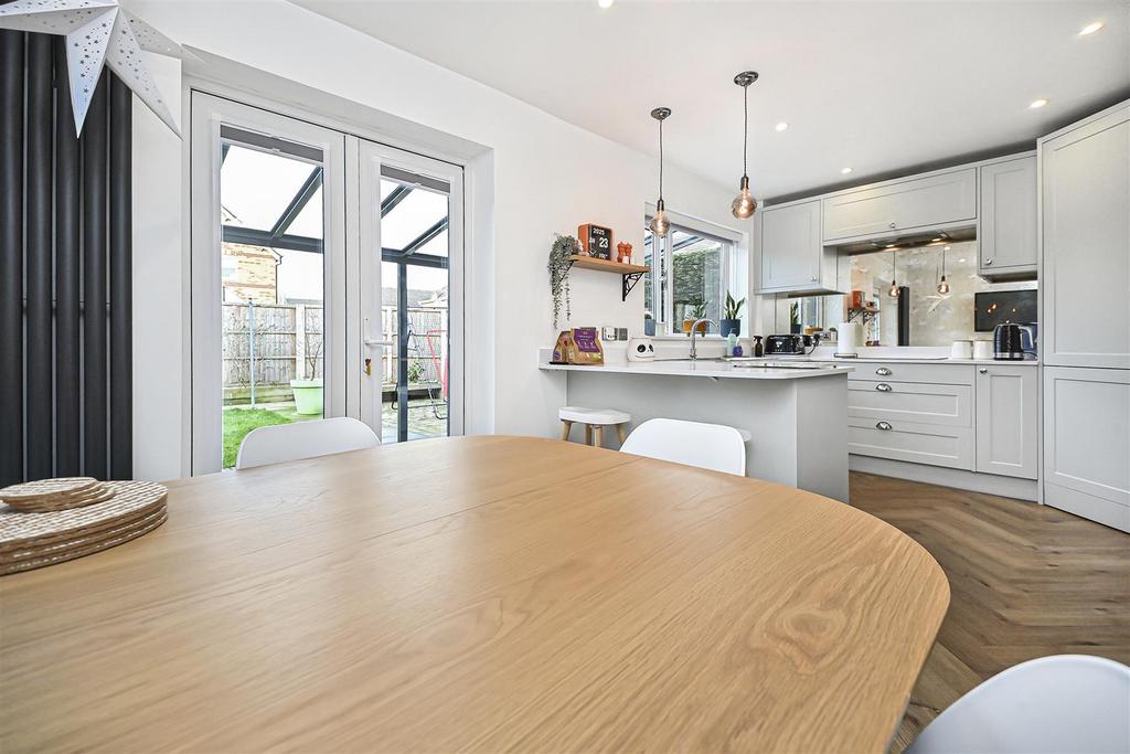 2 Spinerette Close Dining Kitchen (5).jpg