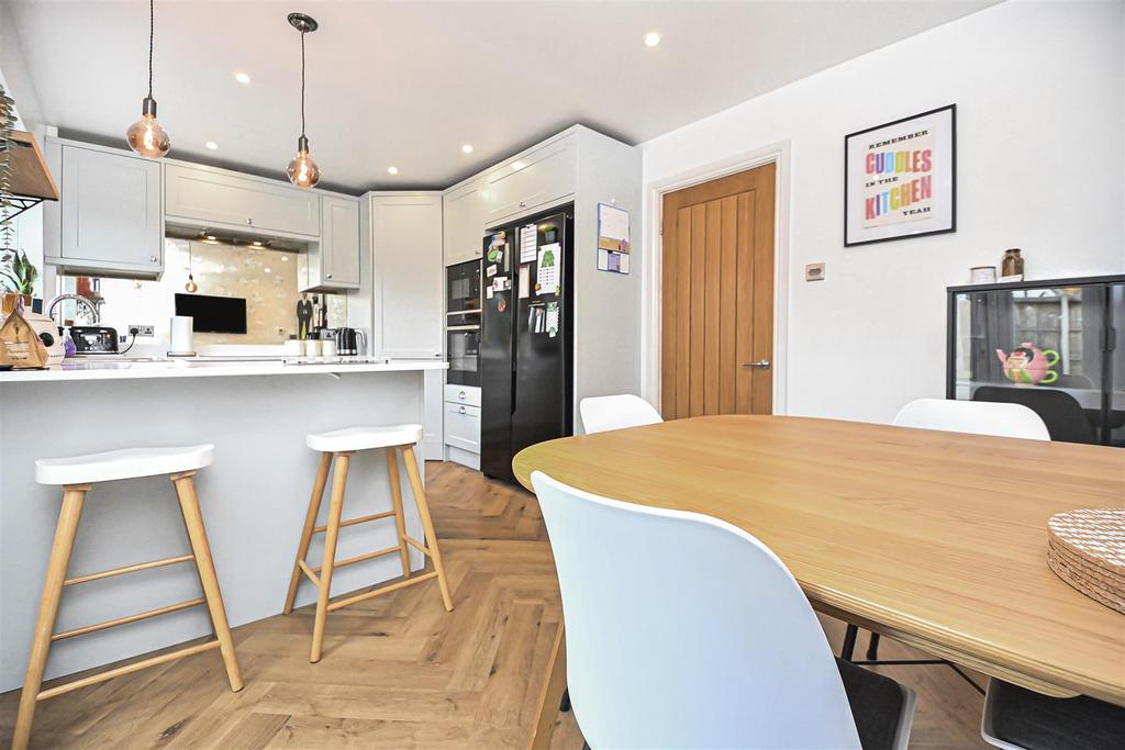 2 Spinerette Close Dining Kitchen (7).jpg