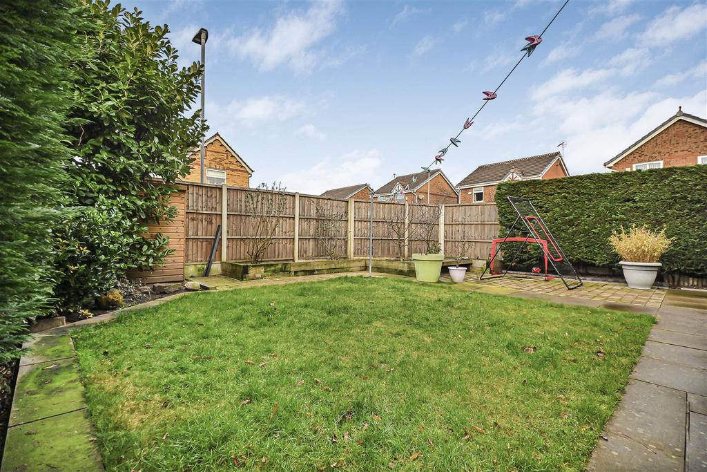 2 Spinerette Close Garden (1).jpg