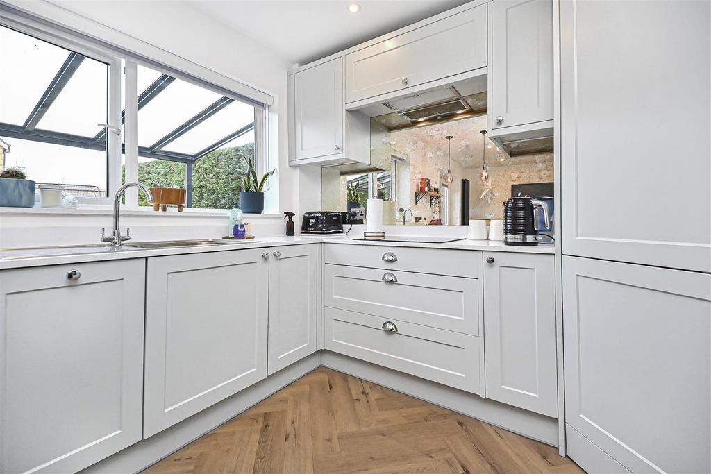 2 Spinerette Close Dining Kitchen (3).jpg