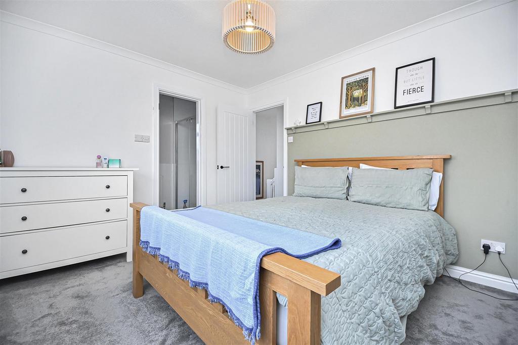 2 Spinerette Close Bedroom 1 (1).jpg