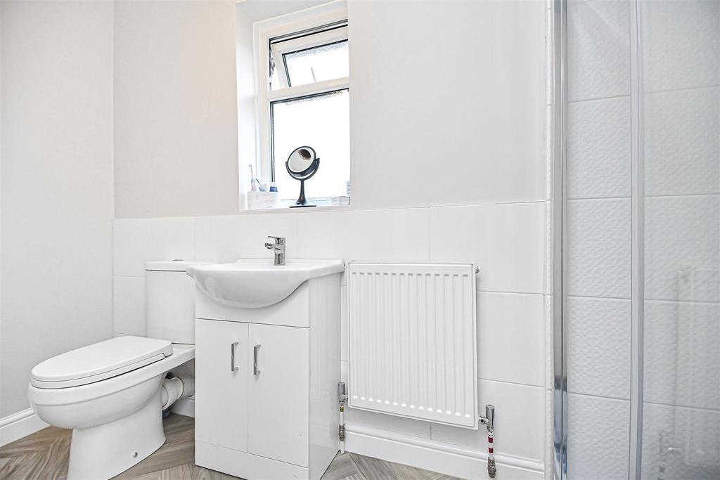 2 Spinerette Close En-Suite.jpg