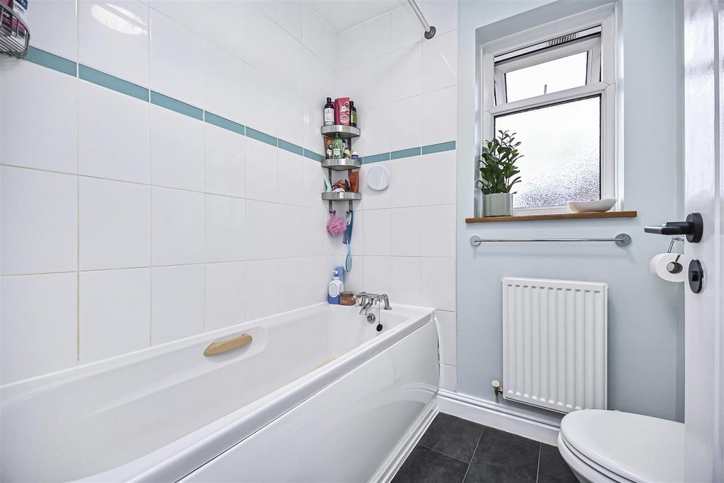 2 Spinerette Close Bathroom.jpg