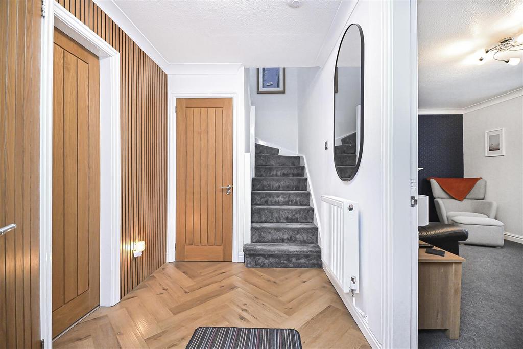 2 Spinerette Close Entrance Hall (1).jpg