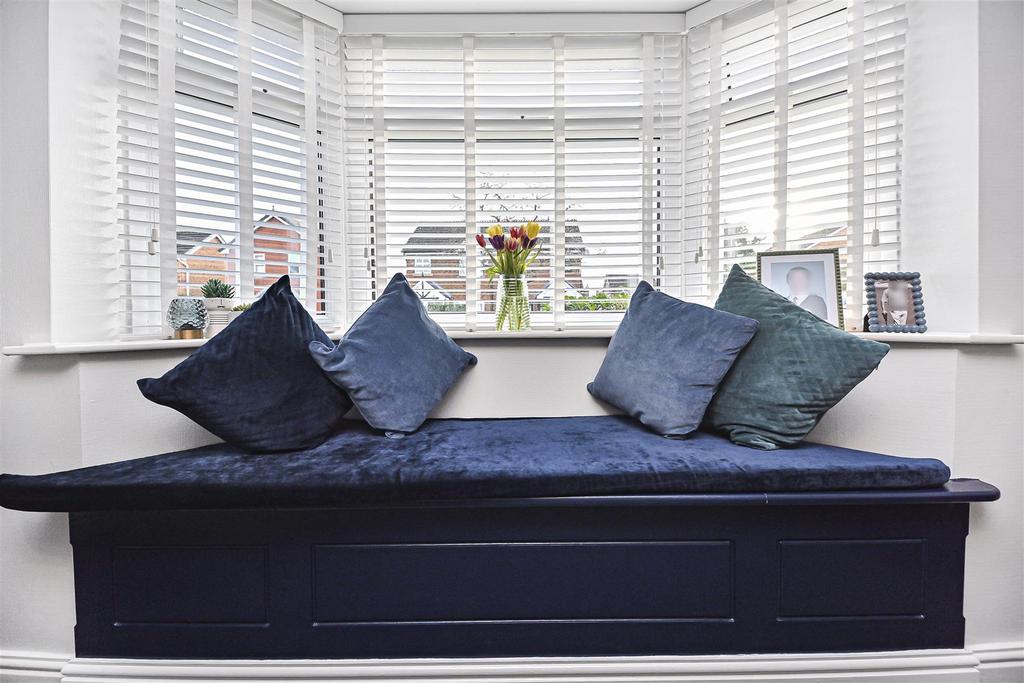 2 Spinerette Close Lounge (3).jpg