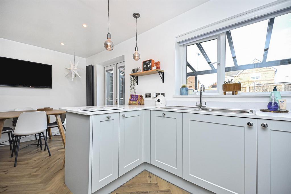 2 Spinerette Close Dining Kitchen (1).jpg