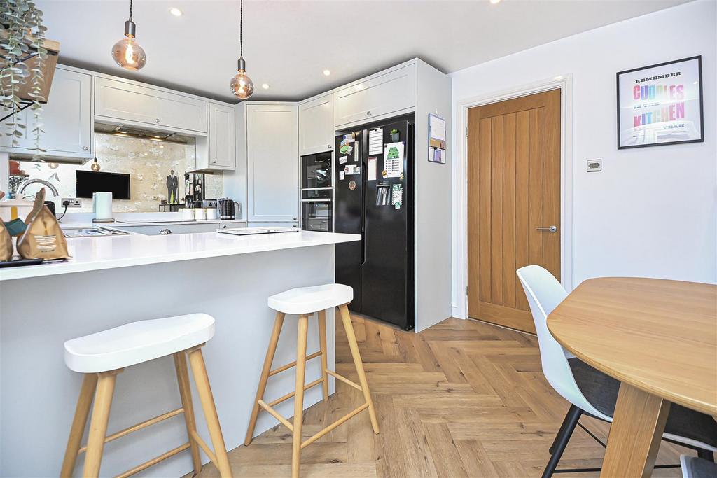 2 Spinerette Close Dining Kitchen (6).jpg