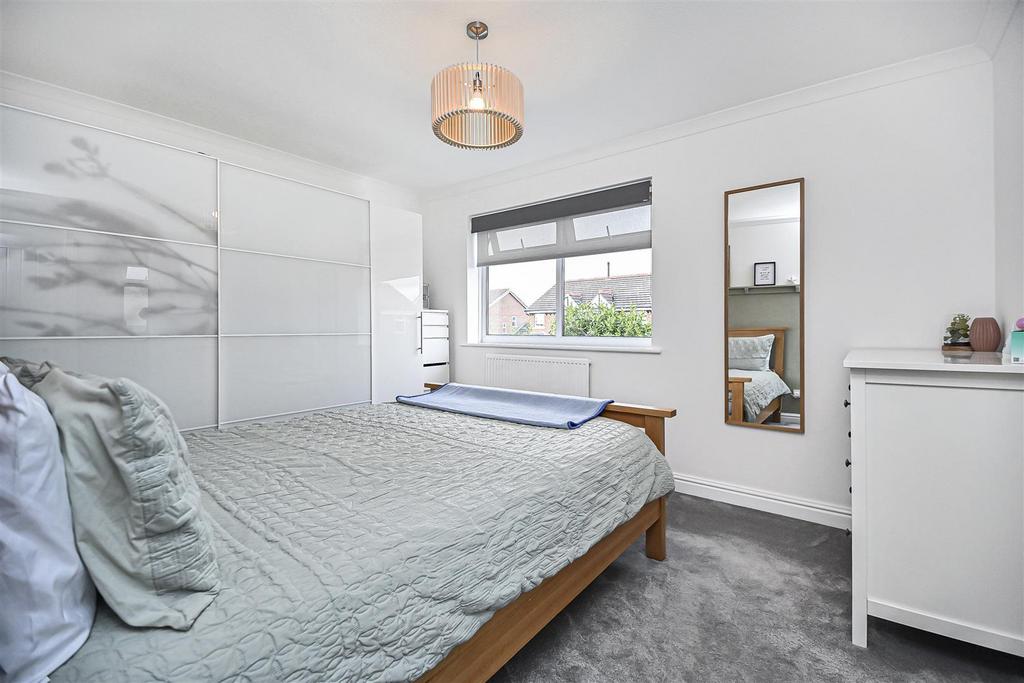 2 Spinerette Close Bedroom 1 (2).jpg