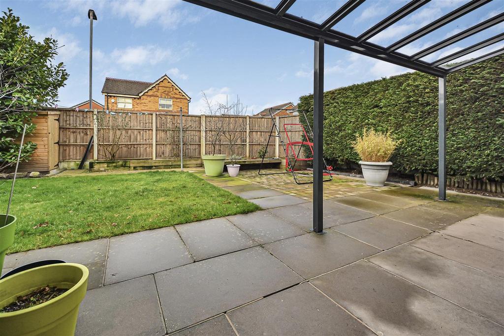 2 Spinerette Close Garden (2).jpg
