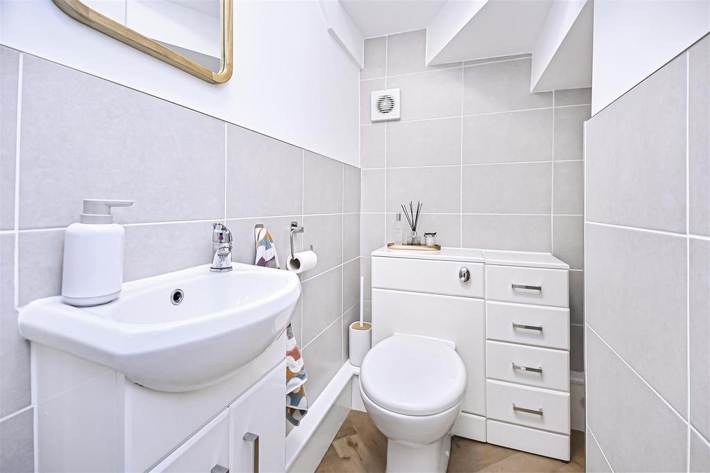 2 Spinerette Close WC.jpg