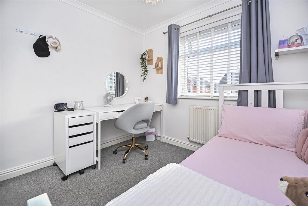 2 Spinerette Close Bedroom 2 (1).jpg