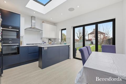 3 bedroom terraced house for sale, Brentwood Road, Gidea Park, RM2