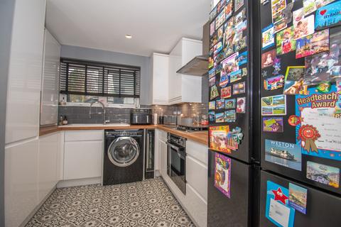 2 bedroom flat for sale, Netherhall Road, Leicester