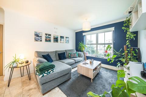 2 bedroom flat for sale, Daysbrook Road, London SW2