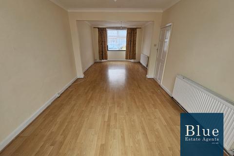 3 bedroom semi-detached house to rent, Devon Waye, Hounslow, TW5
