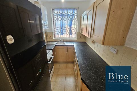 3 bedroom semi-detached house to rent, Devon Waye, Hounslow, TW5