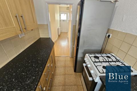 3 bedroom semi-detached house to rent, Devon Waye, Hounslow, TW5