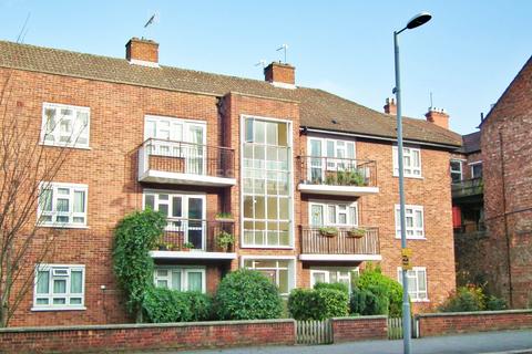 2 bedroom flat to rent, Coombe Road, New Malden
