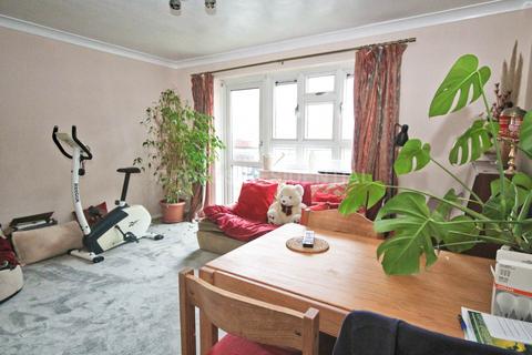 2 bedroom flat to rent, Coombe Road, New Malden