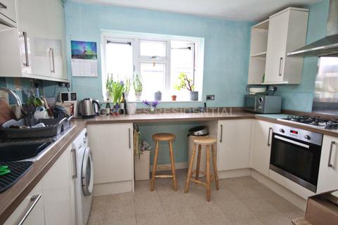 2 bedroom flat to rent, Coombe Road, New Malden