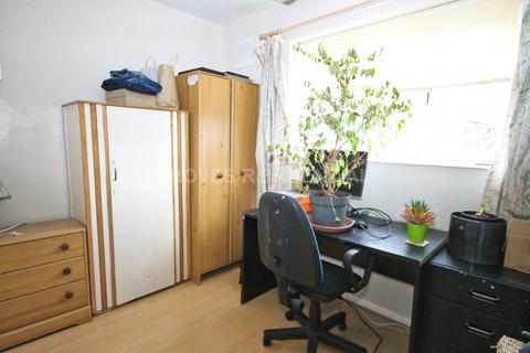 2 bedroom flat to rent, Coombe Road, New Malden