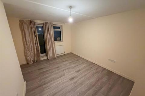 2 bedroom flat to rent, High Street, London