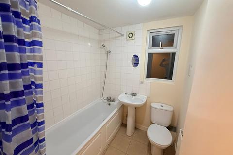 2 bedroom flat to rent, High Street, London