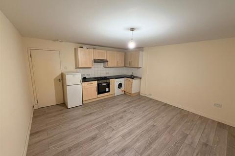 2 bedroom flat to rent, High Street, London