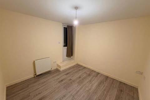2 bedroom flat to rent, High Street, London
