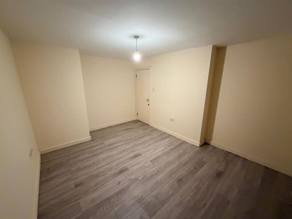 Flat 8 Eramo House l.jpeg