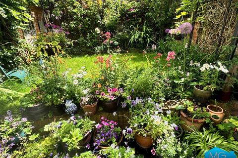 4 bedroom terraced house for sale, Holly Park Road, Friern Barnet, London, N11