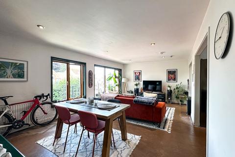 2 bedroom apartment for sale, Portland Place, Taunton, Somerset - NO CHAIN!
