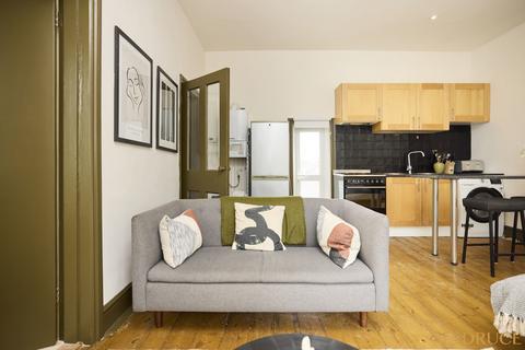 Studio to rent, Highlever Road, W10
