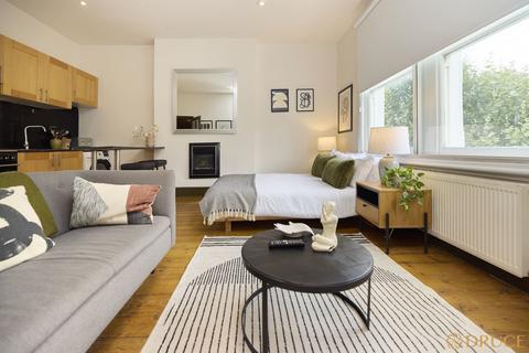 Studio to rent, Highlever Road, W10
